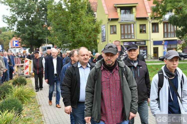 Mężczyźni dali świadectwo na ulicach Międzyrzecza