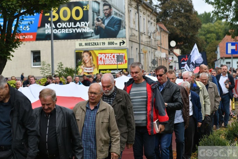 Mężczyźni dali świadectwo na ulicach Międzyrzecza