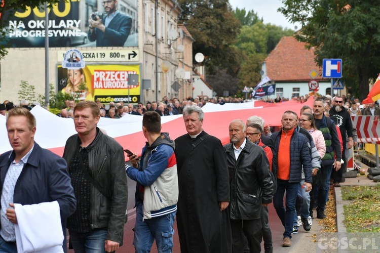 Mężczyźni dali świadectwo na ulicach Międzyrzecza