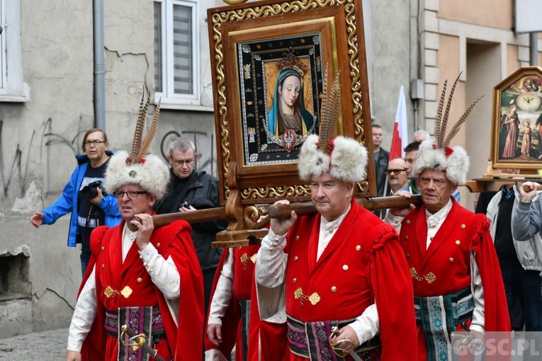 Mężczyźni dali świadectwo na ulicach Międzyrzecza