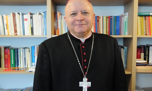 Bp Józef Wróbel wsród nagrodzonych tegorocznym Feniksem.