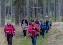 W trakcie wędrówki modlono się różańcem czytając rozważania Prymasa Tysiąclecia