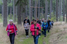 W trakcie wędrówki modlono się różańcem czytając rozważania Prymasa Tysiąclecia