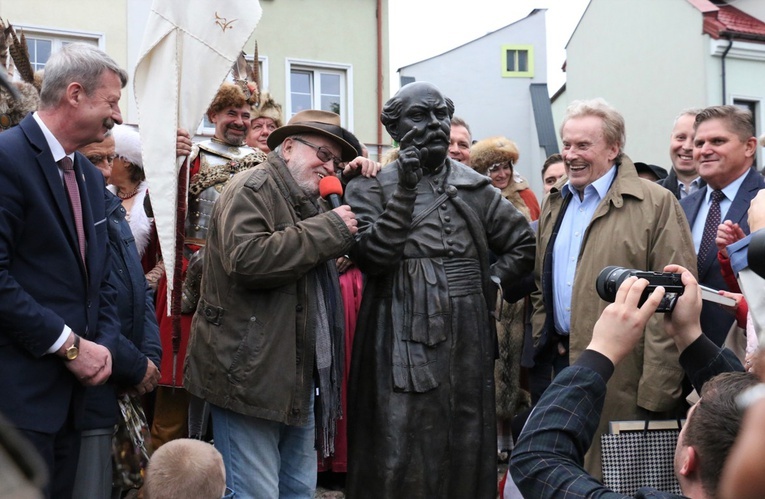 Pomnik odsłonili m.in. Daniel Olbrychski i Jan Nowicki.