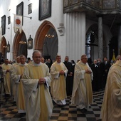 Paliusz na ramionach abp. Tadeusza Wojdy