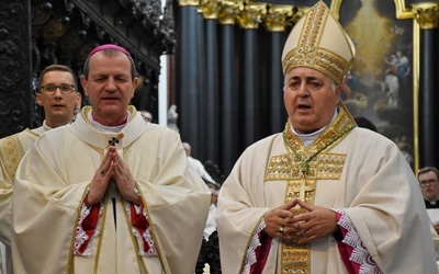 Ceremonia nałożenia paliusza, przekazanego abp. Wojdzie przez papieża Franciszka w Rzymie w czerwcu, odbyła się na początku Eucharystii.