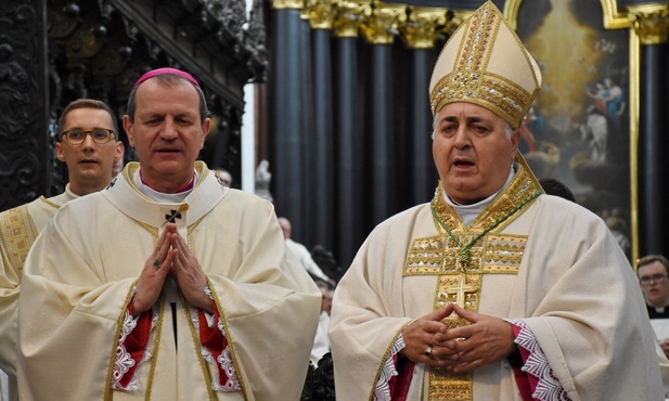 Ceremonia nałożenia paliusza, przekazanego abp. Wojdzie przez papieża Franciszka w Rzymie w czerwcu, odbyła się na początku Eucharystii.