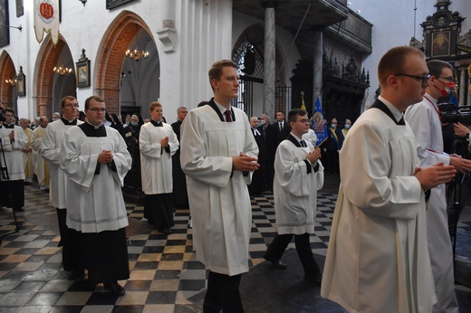 Paliusz na ramionach abp. Tadeusza Wojdy