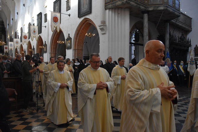 Paliusz na ramionach abp. Tadeusza Wojdy