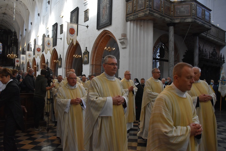 Paliusz na ramionach abp. Tadeusza Wojdy