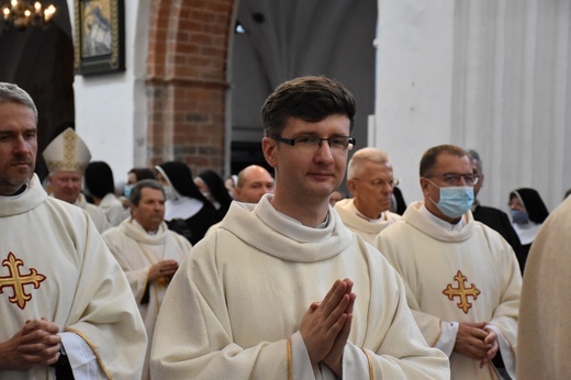 Paliusz na ramionach abp. Tadeusza Wojdy