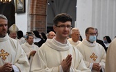 Paliusz na ramionach abp. Tadeusza Wojdy