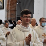 Paliusz na ramionach abp. Tadeusza Wojdy