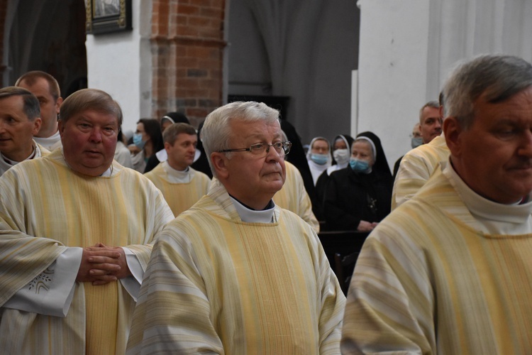 Paliusz na ramionach abp. Tadeusza Wojdy