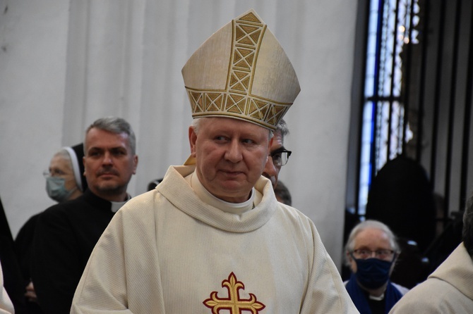 Paliusz na ramionach abp. Tadeusza Wojdy