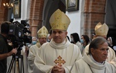 Paliusz na ramionach abp. Tadeusza Wojdy