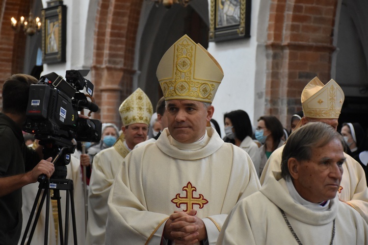 Paliusz na ramionach abp. Tadeusza Wojdy