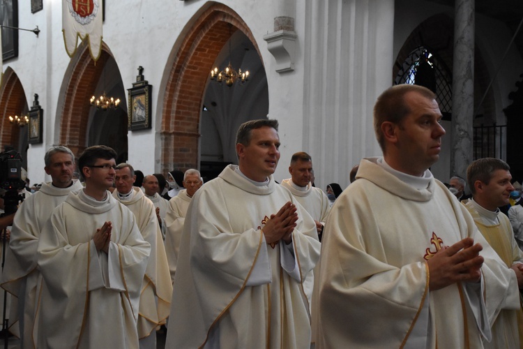 Paliusz na ramionach abp. Tadeusza Wojdy