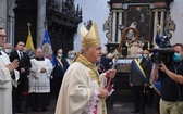 Paliusz na ramionach abp. Tadeusza Wojdy