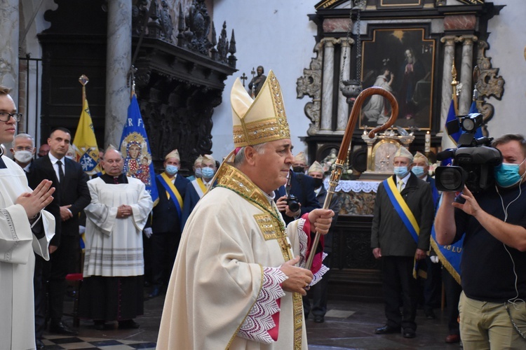 Paliusz na ramionach abp. Tadeusza Wojdy