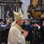 Paliusz na ramionach abp. Tadeusza Wojdy