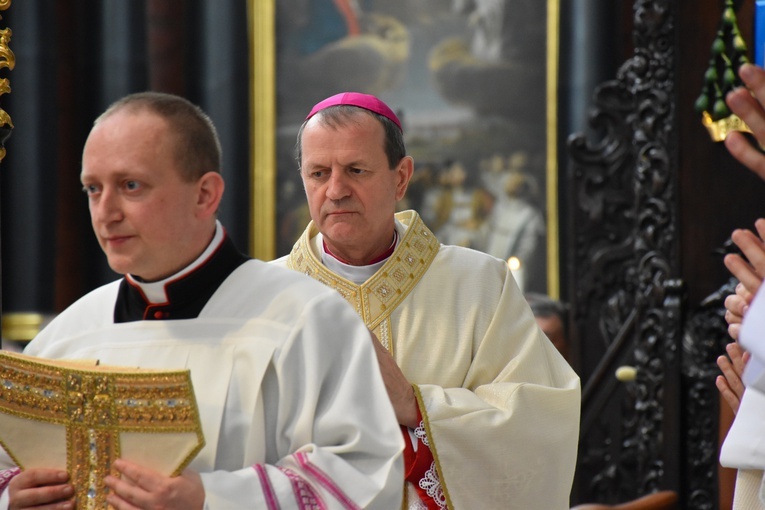 Paliusz na ramionach abp. Tadeusza Wojdy