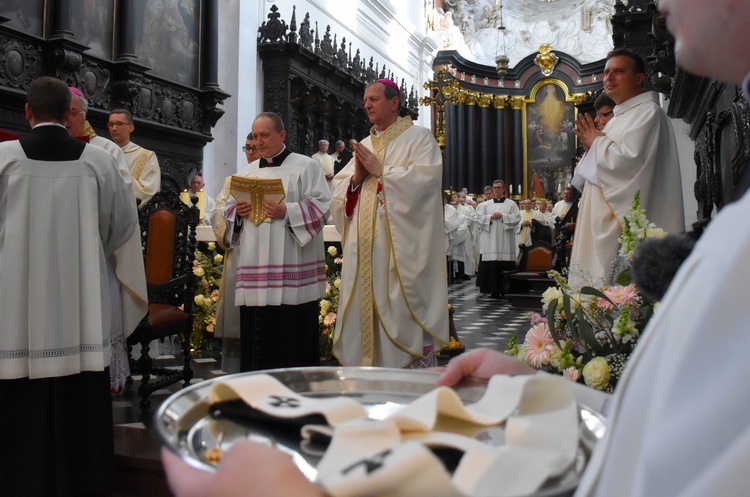 Paliusz na ramionach abp. Tadeusza Wojdy