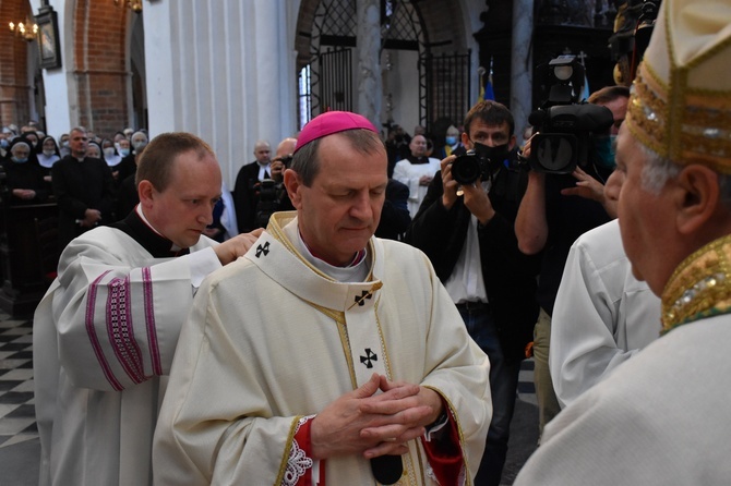 Paliusz na ramionach abp. Tadeusza Wojdy