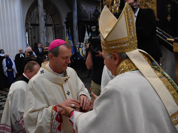 Paliusz na ramionach abp. Tadeusza Wojdy