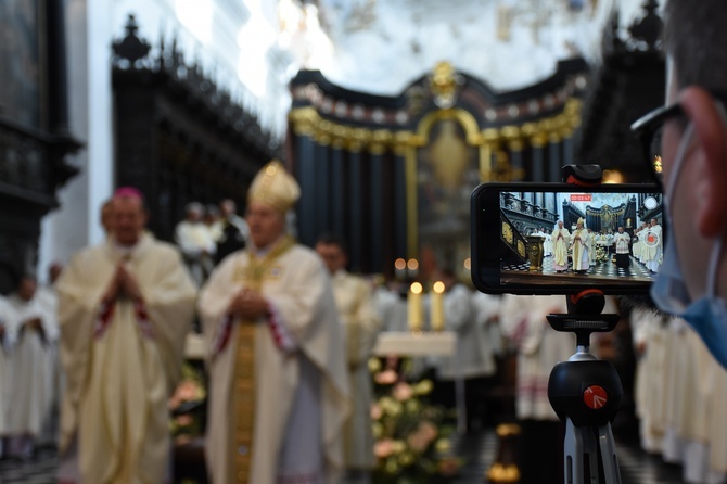 Paliusz na ramionach abp. Tadeusza Wojdy