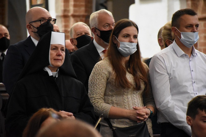 Paliusz na ramionach abp. Tadeusza Wojdy