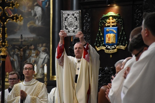 Paliusz na ramionach abp. Tadeusza Wojdy