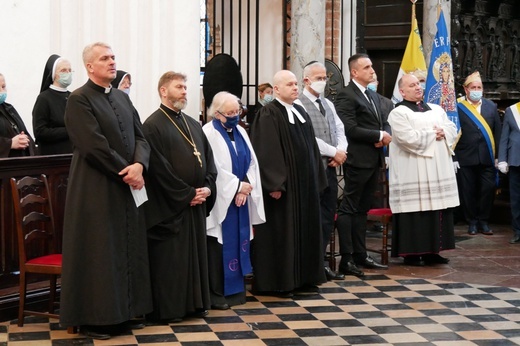 Paliusz na ramionach abp. Tadeusza Wojdy