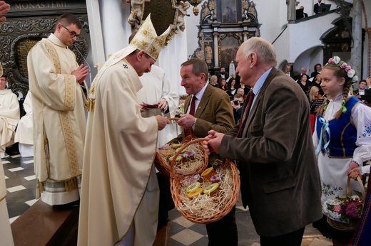 Paliusz na ramionach abp. Tadeusza Wojdy