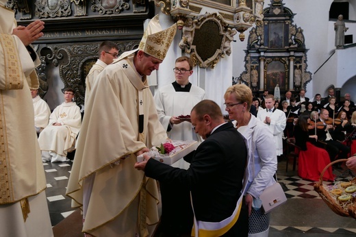 Paliusz na ramionach abp. Tadeusza Wojdy