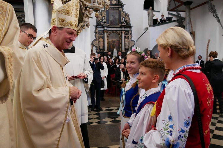 Paliusz na ramionach abp. Tadeusza Wojdy