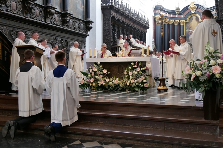 Paliusz na ramionach abp. Tadeusza Wojdy