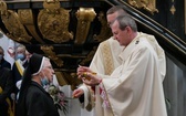 Paliusz na ramionach abp. Tadeusza Wojdy