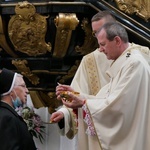 Paliusz na ramionach abp. Tadeusza Wojdy