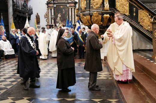 Paliusz na ramionach abp. Tadeusza Wojdy