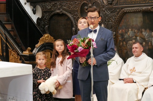 Paliusz na ramionach abp. Tadeusza Wojdy