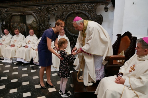 Paliusz na ramionach abp. Tadeusza Wojdy