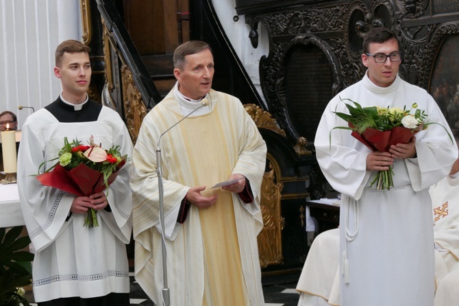 Paliusz na ramionach abp. Tadeusza Wojdy