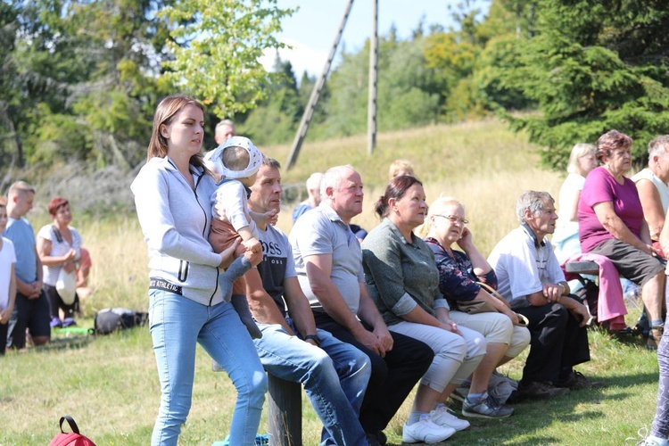 Modlitwa w górskiej kaplicy Podwyższenia Krzyża Świętego na Przegibku - 2021