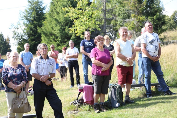 Modlitwa w górskiej kaplicy Podwyższenia Krzyża Świętego na Przegibku - 2021