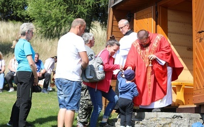 Komunii św. w progu kaplicy udzielają: ks. prał. Edward Ćmiel (z lewej) i ks. Maciej Dąbrowski. 