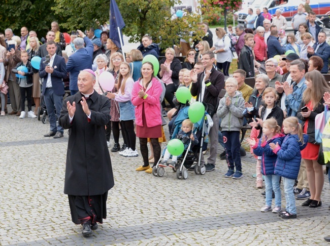 Uczestników marszu oklaskuje bp Marek Solarczyk, który wziął w nim udział.