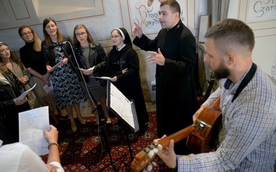 Ks. Piotr Gruszka dyryguje zespołem muzycznym podczas Mszy św., która poprzedziła tegoroczny Marsz dla Życia i Rodziny.