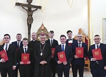 	Alumni z bp. Romanem Pindlem i ks. Sławomirem Kołatą.