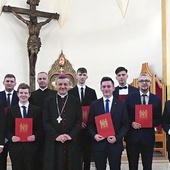 	Alumni z bp. Romanem Pindlem i ks. Sławomirem Kołatą.